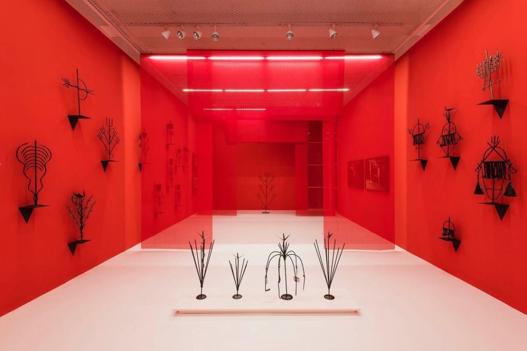 Imagem colorida Primeira exposição individual de José Adário dos Santos na galeria Galatea