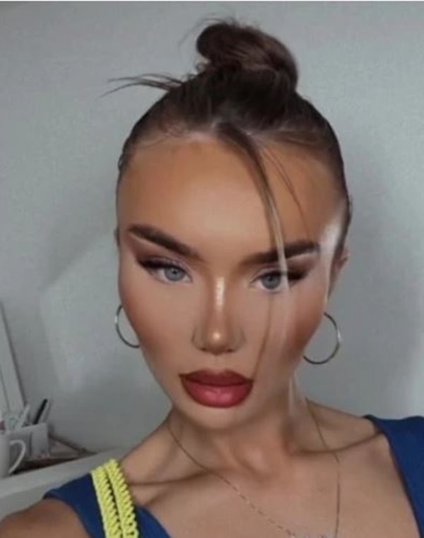 Foto colorida de uma mulher branca com o cabelo preso