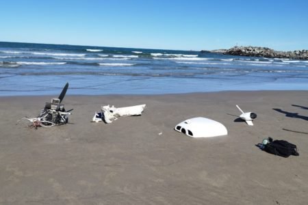 Peças de avião espalhadas por praia no litoral norte de santa Catarina | Metrópoles