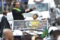 O então presidente Jair Bolsonaro desfila no Rolls-Royce usado por outros presidentes como Lula e FHC - Metrópoles