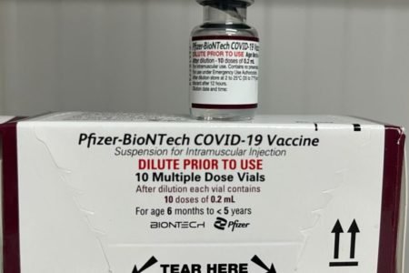 Foto colorida mostra embalagem de imunizante contra Covid da Pfizer para crianças - Metrópoles