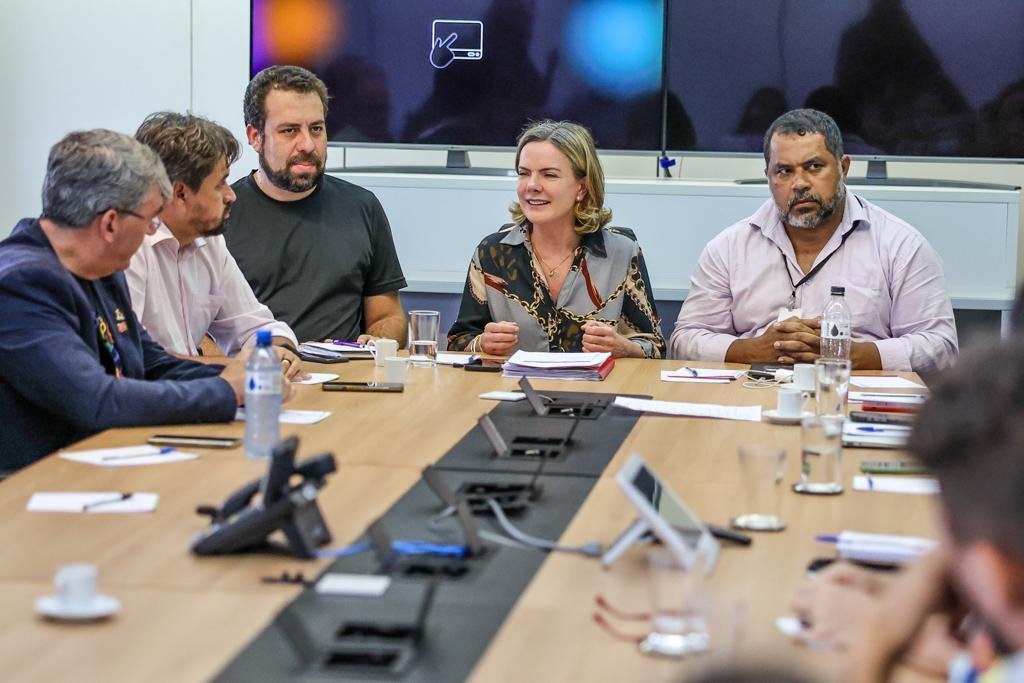 Gleisi Hoffmann com líderes de movimentos