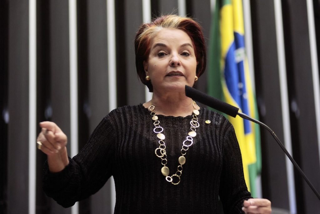 Imagem colorida mostra a ex-deputada federal Íris de Araújo (MDB-GO) discursando na Câmara dos Deputados - Metrópoles