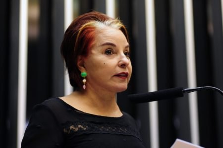 Imagem colorida mostra a ex-deputada federal Íris de Araújo (MDB-GO) discursando na Câmara dos Deputados - Metrópoles