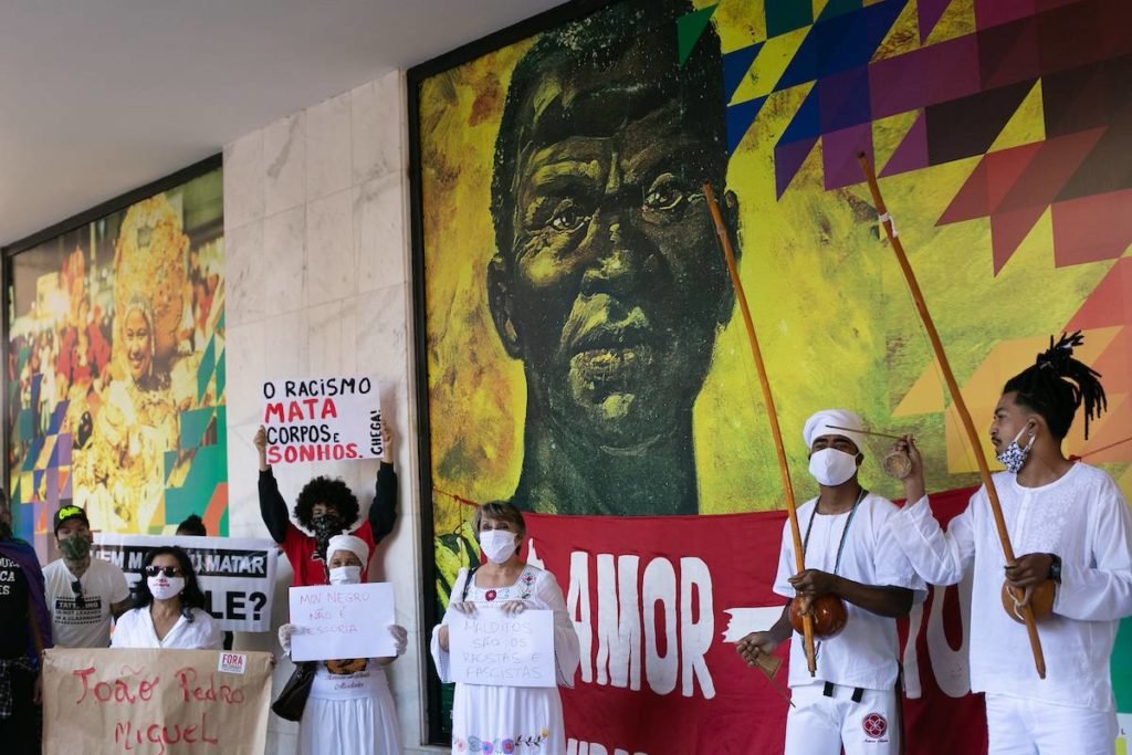 Imagem colorida mostra manifestação contra Racismo na Fundação Palmares / Metrópoles