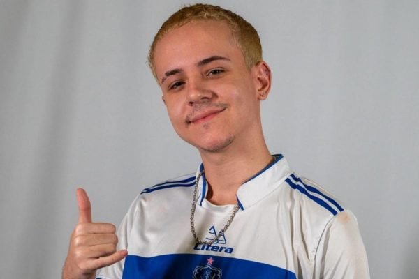 Foto colorida do funkeiro Dornelles fazendo sinal de Hang Loose com as mãos