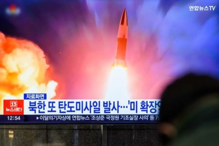 Imagem colorida mostra Uma tela de TV mostra uma imagem de arquivo do míssil da Coreia do Norte - Metrópoles