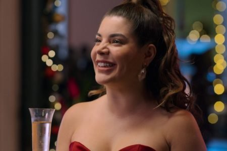 Imagem de Gkay, com um vestido vermelho, nos bastidores de Um Natal Cheio de Graça, da Netflix