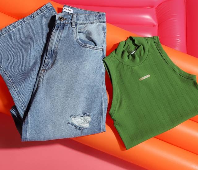camisa regata e calça jeans - Metrópoles