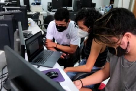 Alunos olham para computador