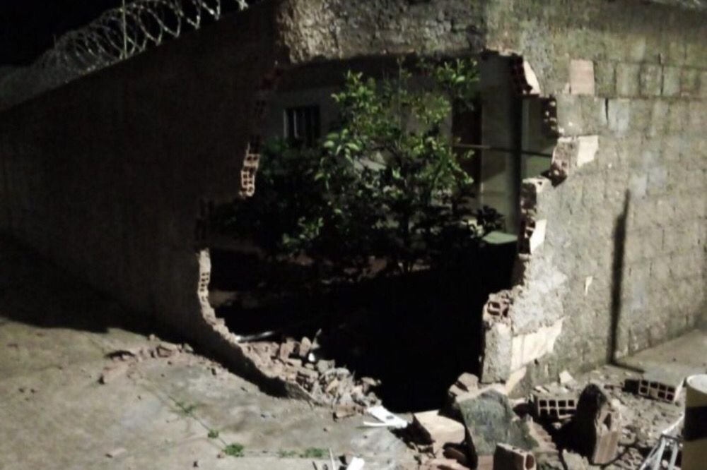 Muro de casa destruída em Cristalina - Metrópoles