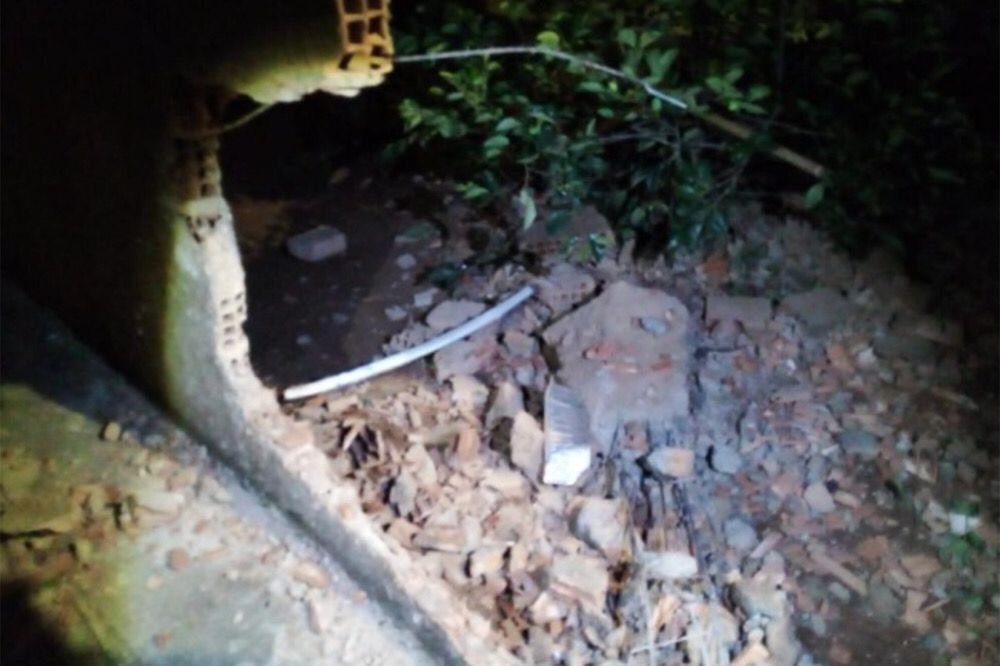 Muro destruído de casa em Cristalina - Metrópoles