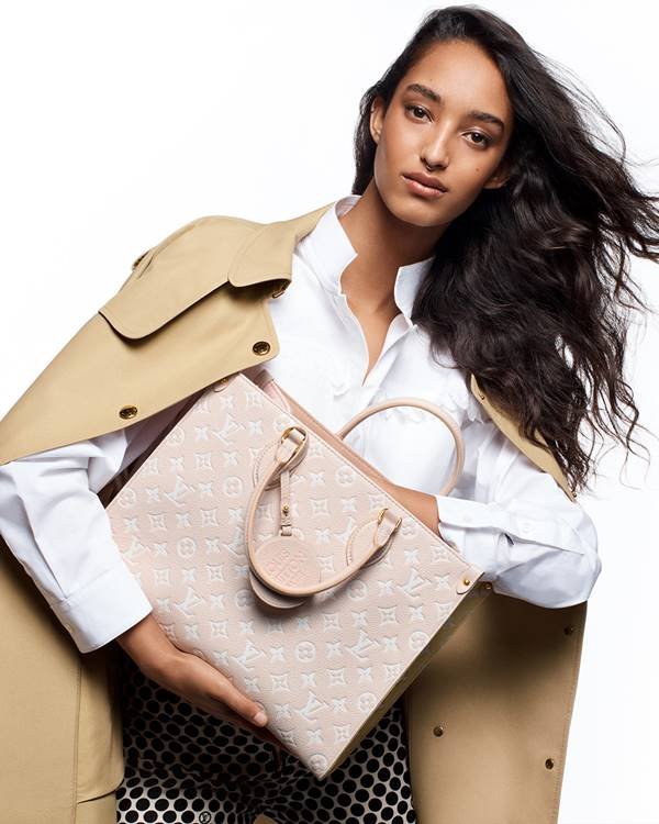 Modelo segura bolsa da marca Louis Vuitton - Metrópoles 