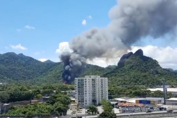 Incêndio atinge Projac, da Globo, no Rio de Janeiro. É possível ver muita fumaça saindo do meio de uma mata em morro, próximo a prédios - Metrópoles