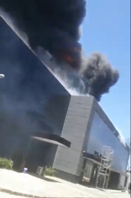 Incêndio atinge Projac, da Globo, no Rio de Janeiro. É possível ver muita fumaça saindo do alto de um prédio - Metrópoles