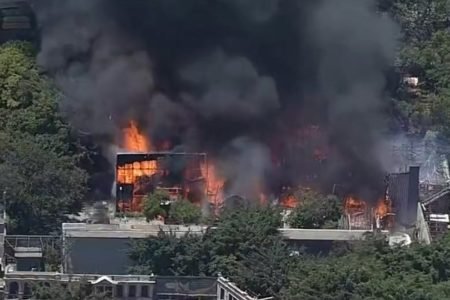 Incêndio atinge Projac, da Globo, no Rio de Janeiro. É possível ver muita fumaça saindo do de um prédio destruído e chamas intensas - Metrópoles