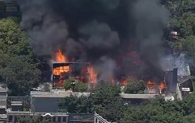 Incêndio atinge Projac, da Globo, no Rio de Janeiro. É possível ver muita fumaça saindo do de um prédio destruído e chamas intensas - Metrópoles