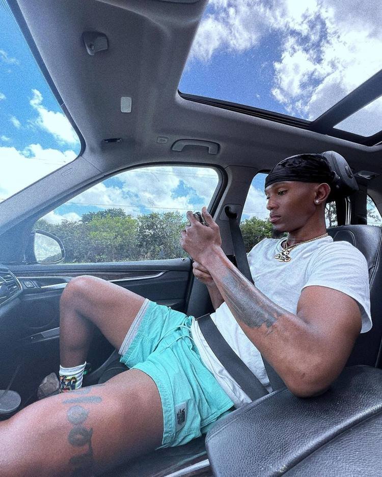 Imagem do cantor de R&B B. Smyth - Metrópoles