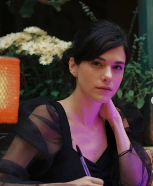 Foto colorida da atriz Mika Guluzian - Metrópoles