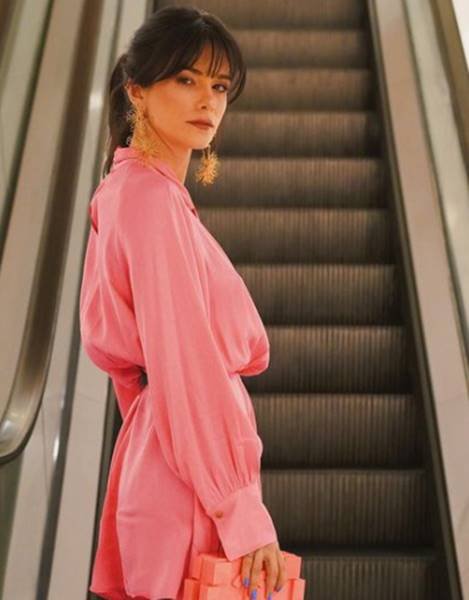 Foto colorida da atriz Mika Guluzian - Metrópoles