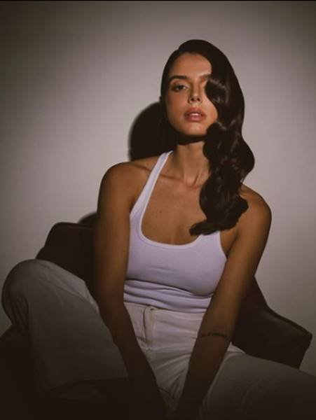 Foto colorida da atriz Giovanna Lancellotti - Metrópoles