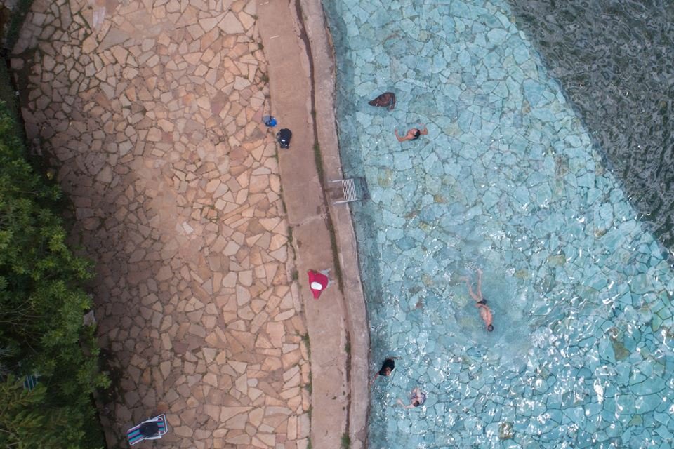 Chão de pedras ao lado de piscina vistos de cima
