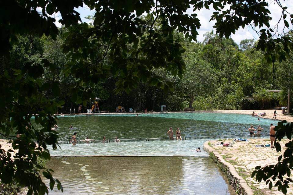 Vista da piscina de água mineral no Parque Nacional de Brasília.