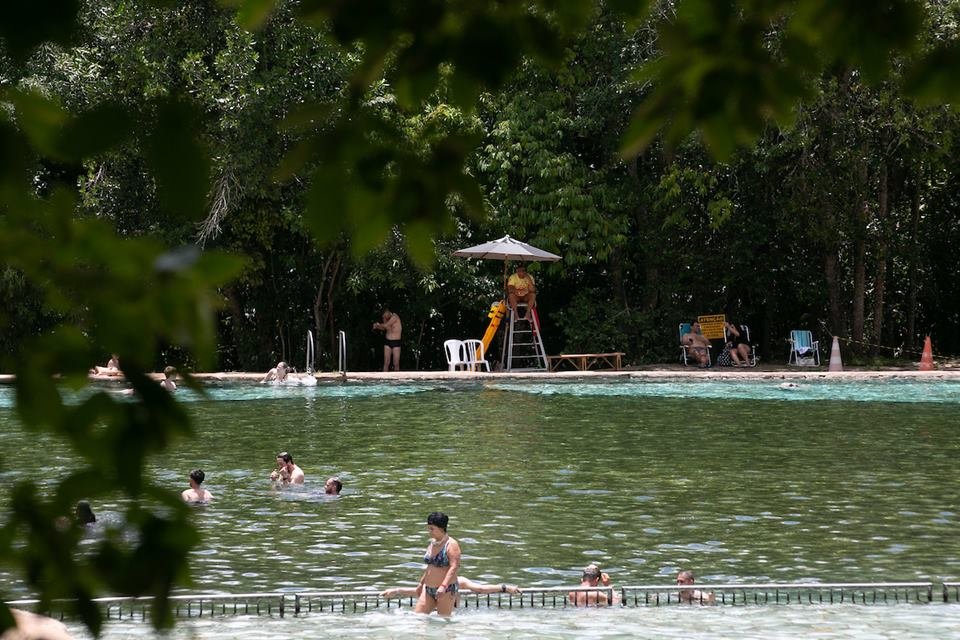 Pessoas em piscina na Água Mineral