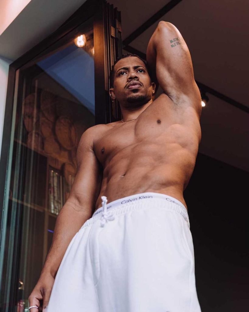 Hudson Mendes posa para fotos - Metrópoles