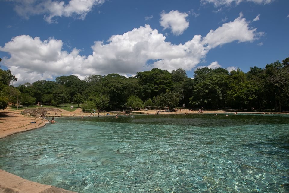 Vista da piscina de água mineral no Parque Nacional de Brasília.