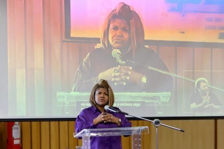 Simone Diniz, mulher negra, com camisa roxa, em seminário contra o racismo no ambiente de trabalho