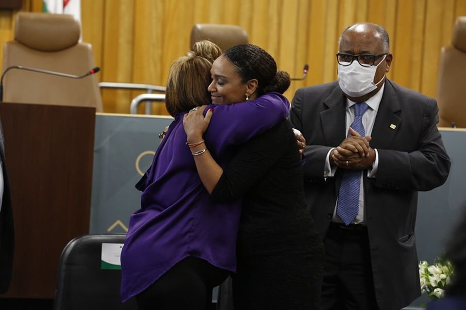 Mulher negra, Simone Diniz, abraça juíza do CNJ, Karen em seminário contra racismo 