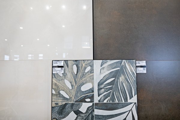 Azulejos neutros e decorados
