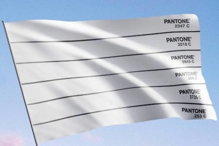Bandeira branca com códigos das cores da pantone - Metrópoles
