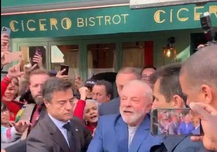 Lula deixa o restaurante Cícero, em Lisboa, em meio a seguranças e a apoiadores