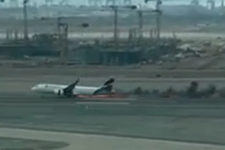 Avião pegando fogo em aeroporto do Peru - Metrópoles