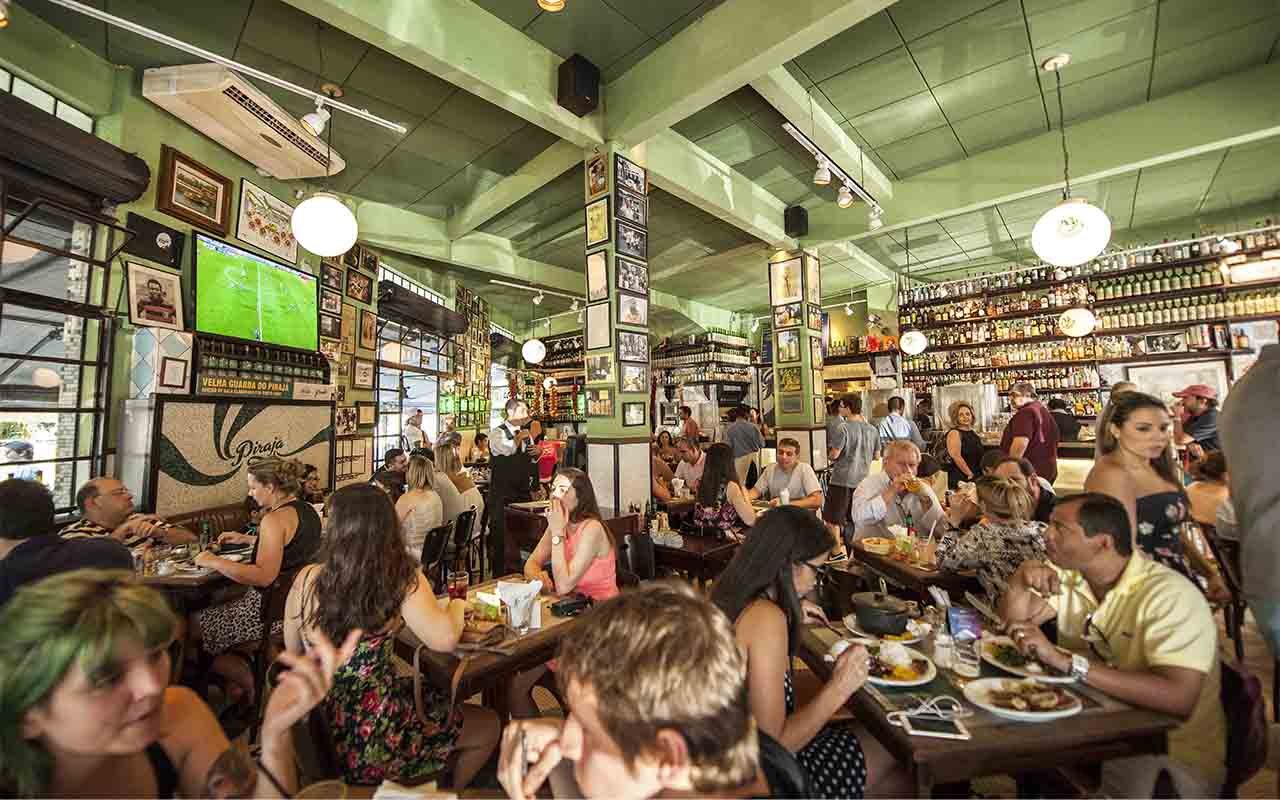 Foto de Assistindo Jogo De Futebol Na Tv No Pub Locais Comidas