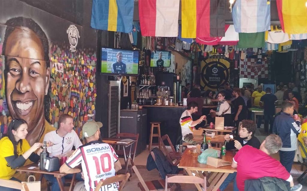 Ambiente do bar Arquibancada Botões Clássicos em SP