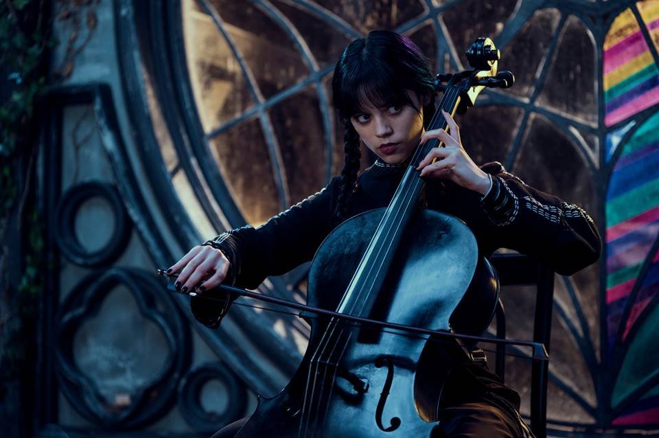 Jenna Ortega tocando violoncelo como Wandinha na série da Netflix