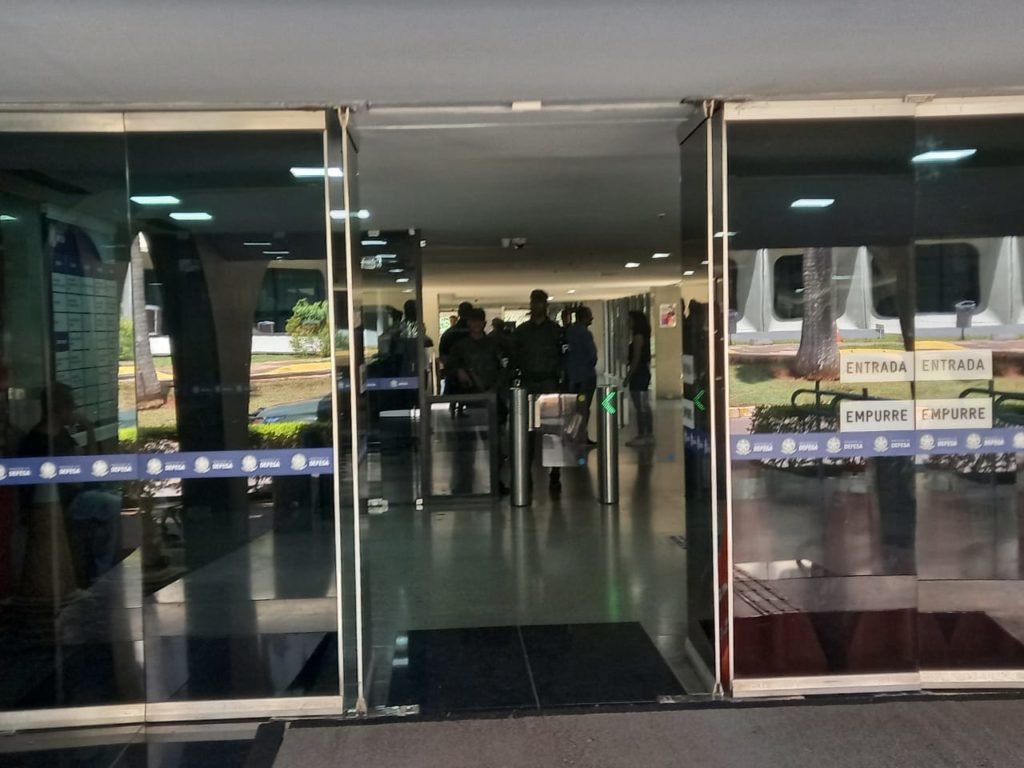 pericia criminal no predio do ministerio da defesa após tiros