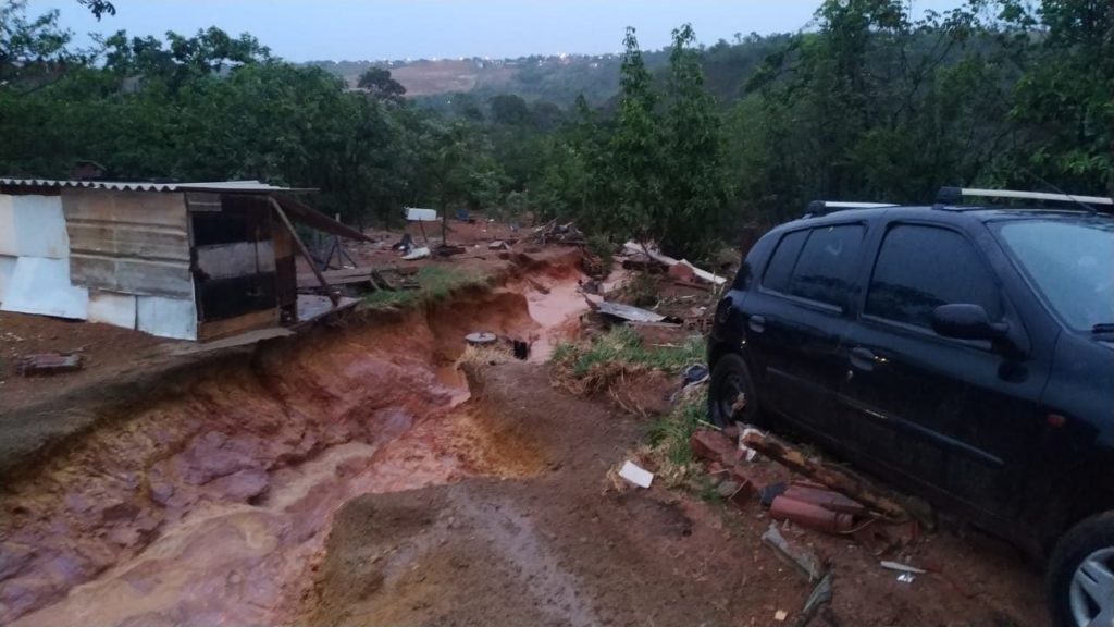 Carro preto em lama e erosão