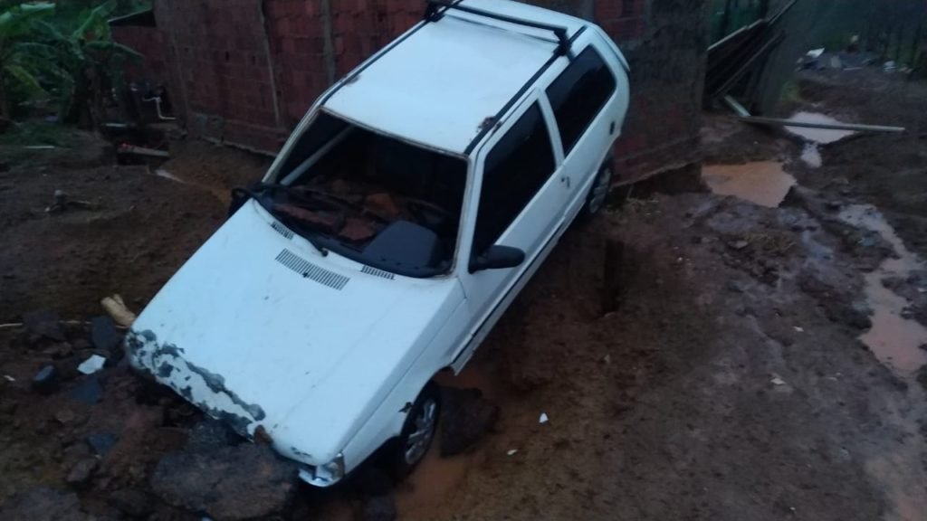 Carro branco atolado em lama