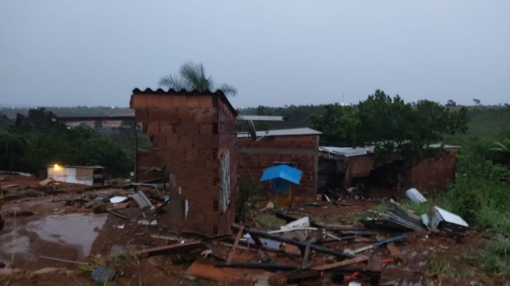 Paredes de tijolos e materiais caídos em chão de barro