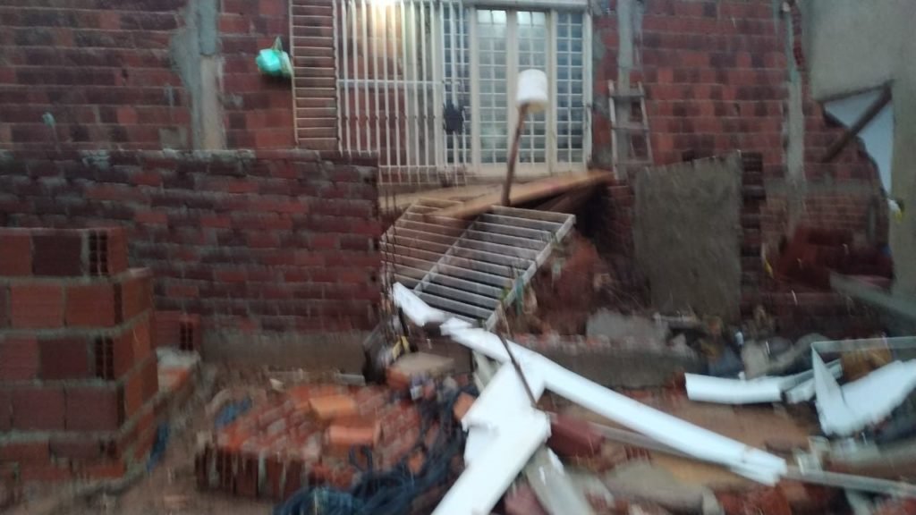 Grades e tijolos caídos em frente a casa