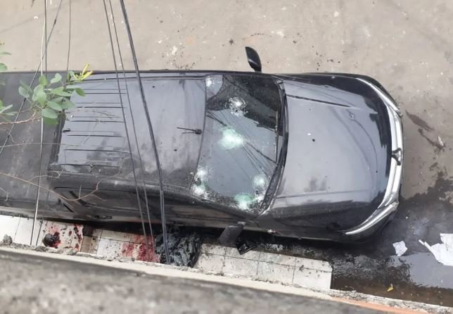 Carro do miliciano com marca de tiros
