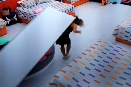 Imagens mostram uma porta do Big Brother de Portugal caindo sobre a cabeça de uma participante - Metrópoles