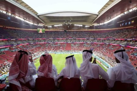 Visão geral dentro do estádio enquanto os torcedores aproveitam a atmosfera pré-jogo antes da partida do Grupo A da Copa do Mundo da FIFA Qatar 2022 entre Qatar e Equador no Al Bayt Stadium em 20 de novembro de 2022 em Al Khor, Qatar
