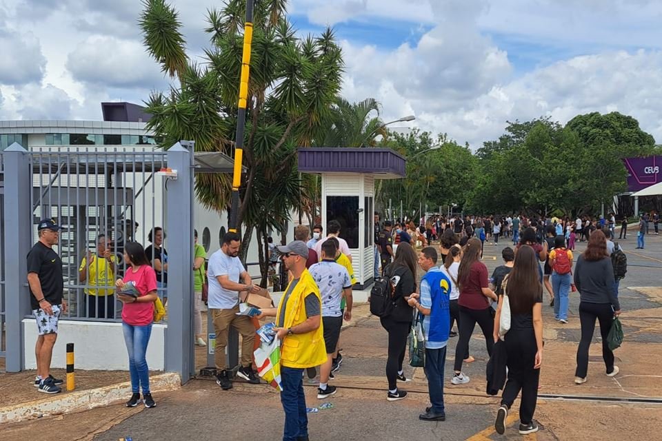 Candidatos chegam para realizar o Enem 2022