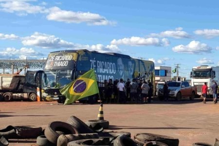 caminhão parado por bloqueio de manifestantes bolsonaristas - metrópoles