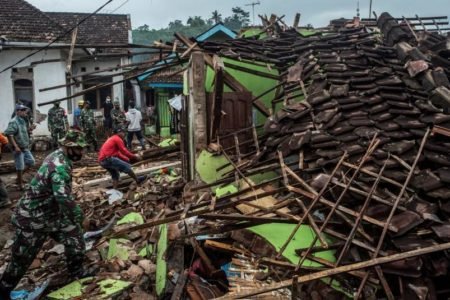 destroços de casa que desabou em terremoto na indonésia - metrópoles